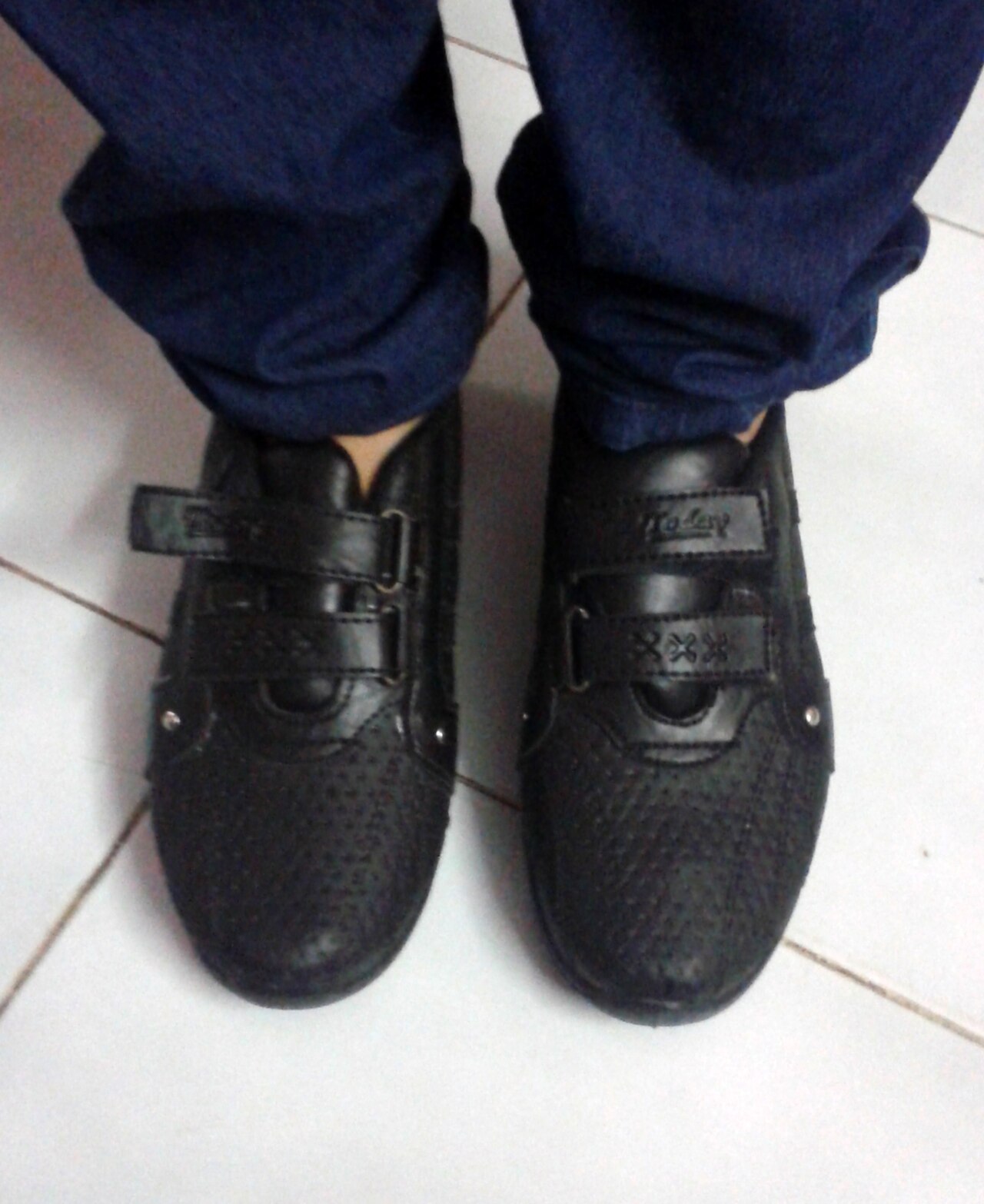 athletic sneakers for sizing